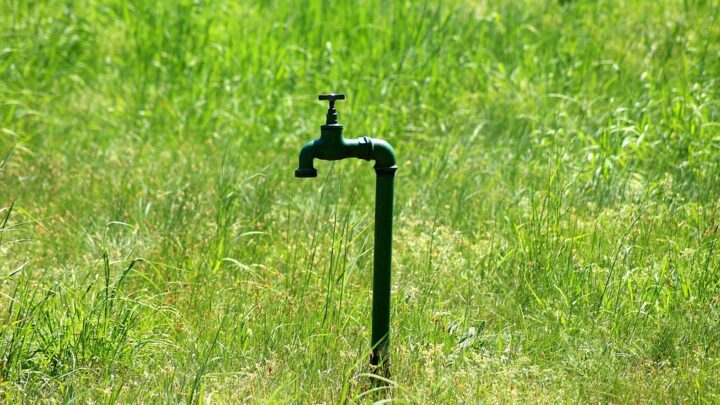 Wie installiere ich eine Strom- und Wasserversorgung im Gartenhaus?