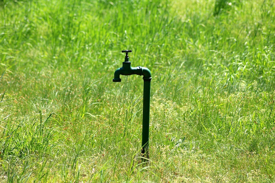 Wie installiere ich eine Strom- und Wasserversorgung im Gartenhaus?